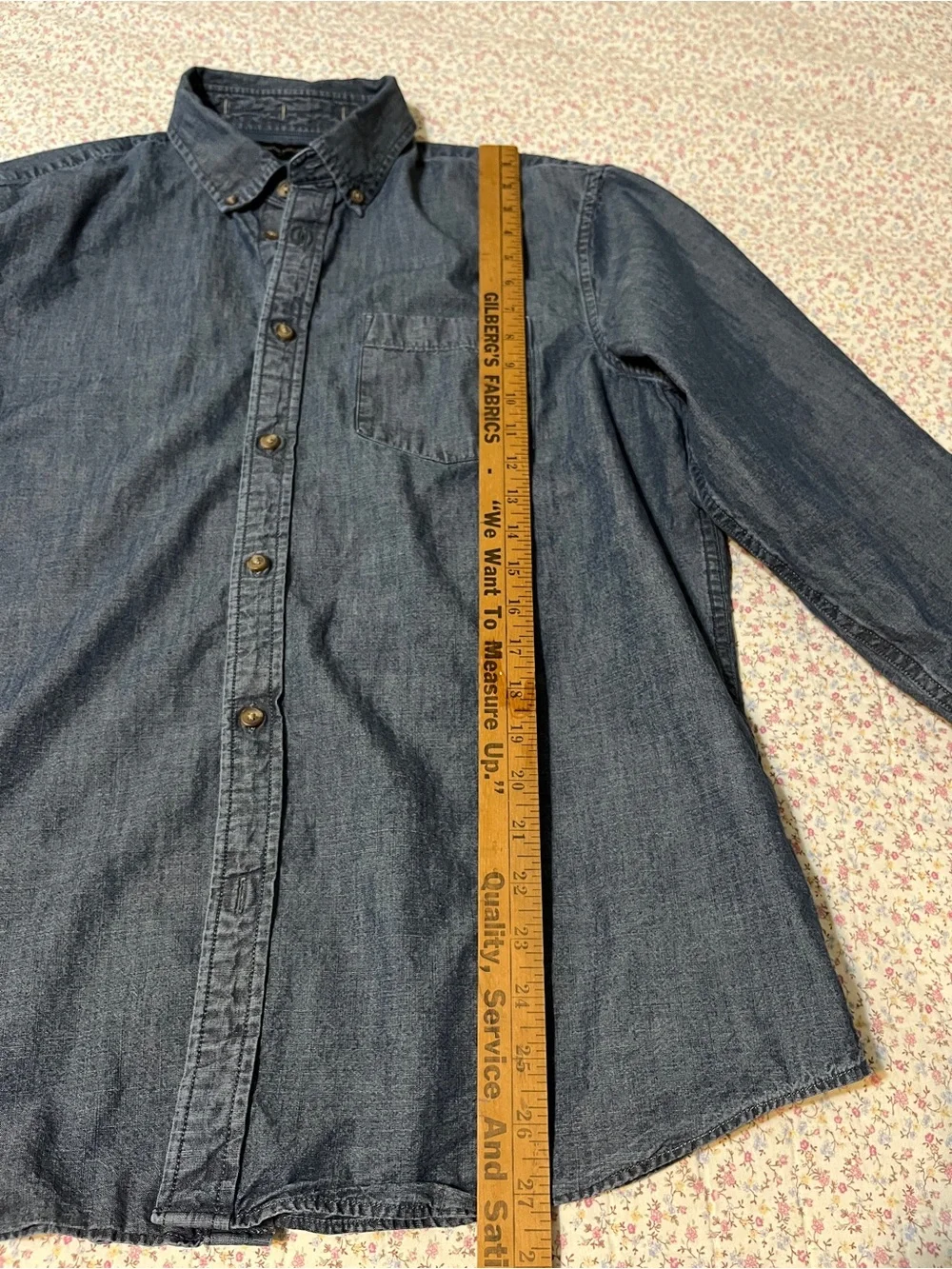 Banana Republic Men's Dark Indigo Chsmbray Button-Down Shirt. Large